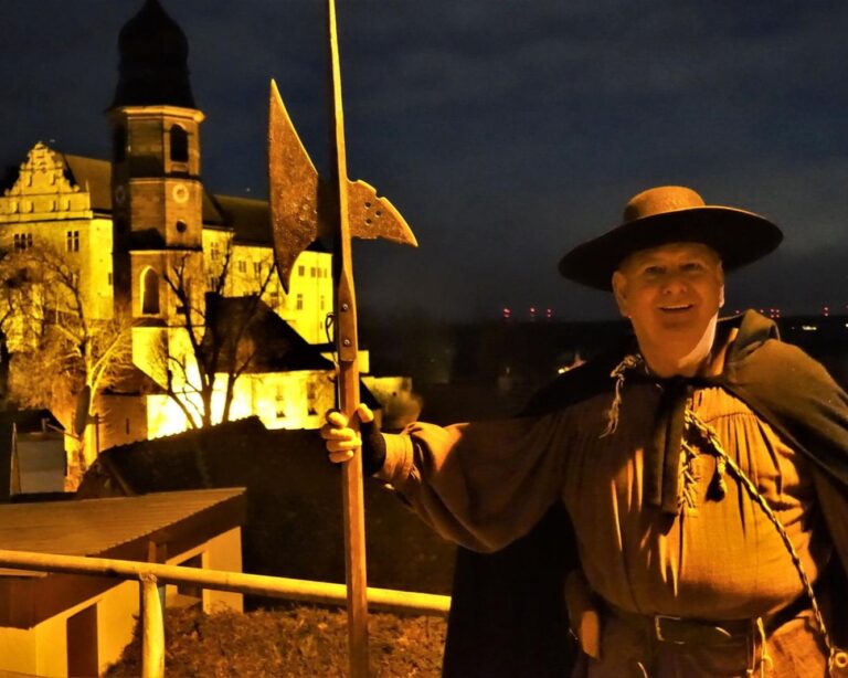 Nachtwächter bei Nacht mit Burg